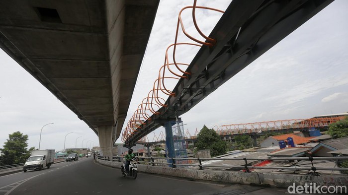Potret Pembangunan Skywalk Penghubung Stasiun-Halte Kebayoran Lama Pembangunan ini ditargetkan rampung bulan November 2022 mendatang.