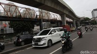 Sejumlah kendaraan yang berlalu lalang di dekat pembangunan Jembatan Penyebrangan Orang (JPO) atau Skywalk yang menghubungkan Stasiun Kebayoran Lama dengan Halte Transjakarta di Kebayoran Lama, Jakarta Selatan, Kamis (27/10/2022).