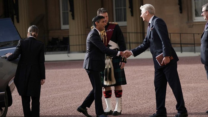 Potret Pertemuan PM Baru Inggris Rishi Sunak dan Raja Charles III King Charles III welcomes Rishi Sunak during an audience at Buckingham Palace, London, where he invited the newly elected leader of the Conservative Party to become Prime Minister and form a new government. Picture date: Tuesday October 25, 2022. Photo credit should read: Aaron Chown/PA Wire Aaron Chown/Pool via REUTERS TPX IMAGES OF THE DAY