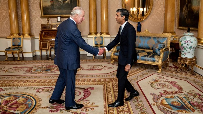 Potret Pertemuan PM Baru Inggris Rishi Sunak dan Raja Charles III King Charles III welcomes Rishi Sunak during an audience at Buckingham Palace, London, where he invited the newly elected leader of the Conservative Party to become Prime Minister and form a new government. Picture date: Tuesday October 25, 2022. Photo credit should read: Aaron Chown/PA Wire Aaron Chown/Pool via REUTERS TPX IMAGES OF THE DAY