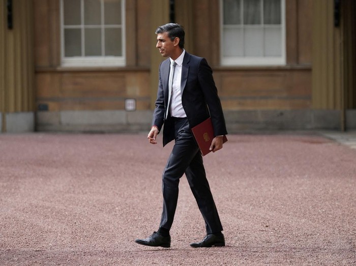 Potret Pertemuan PM Baru Inggris Rishi Sunak dan Raja Charles III King Charles III welcomes Rishi Sunak during an audience at Buckingham Palace, London, where he invited the newly elected leader of the Conservative Party to become Prime Minister and form a new government. Picture date: Tuesday October 25, 2022. Photo credit should read: Aaron Chown/PA Wire Aaron Chown/Pool via REUTERS TPX IMAGES OF THE DAY