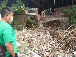 Jorok! Tumpukan Sampah Menggunung di Kali Stren Mijen Kudus