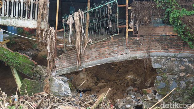 Potret sampah menggunung di Sungai Stren Mijen Kudus. Foto diambil Kamis (27/10/2022)