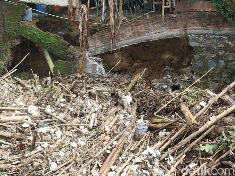 Potret Tumpukan Sampah Menggunung di Sungai Stren Kudus