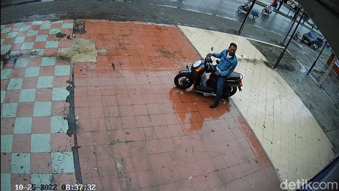 Pria pelaku eksibionis terekam kamera pengawas di Medan.