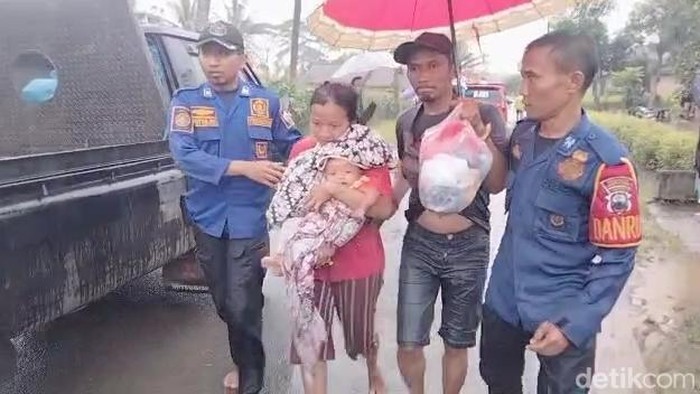 Proses evakuasi korban banjir di Bengkulu Selatan.