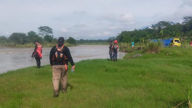 Proses pencarian korban di Sungai Kacangan Purbalingga, Kamis (27/10/2022).
