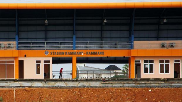 Petugas membersihkan area Stasiun Rammang-Rammang di Kabupaten Maros, Sulawesi Selatan, Kamis (27/10/2022). Pembangunan rel kereta api sepanjang 144 kilometer tersebut merupakan salah satu proyek prioritas strategis Rencana Pembangunan Menengah Nasional (RPJMN) 2020-2024 dengan nilai investasi mencapai Rp8,25 triliun dan ditargetkan rampung pada 2024. ANTARA FOTO/Arnas Padda/nym.