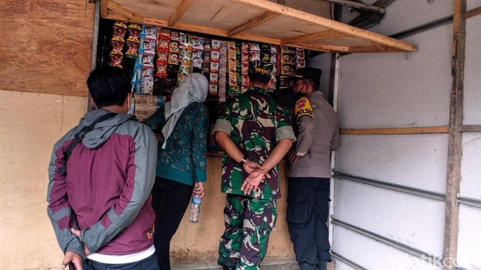 Ratusan obat keras ditemukan petugas gabungan dari sebuah warung kopi di daerah Pasar Baru Cigombong, Kecamatan Warungkiara, Kabupaten Sukabumi.