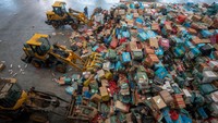 Rokok selundupan itu kemudian di angkut menggunakan eskavator.