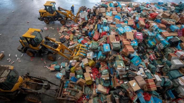 Ribuan Rokok Seludupan Dimusnahkan di China Rokok selundupan itu kemudian di angkut menggunakan mobil eskavator.