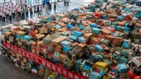 Tumpukan kardus yang berisikan rokok tersebut berhasil dikumpulkan di Hainan, China, Rabu (26/10/2022).