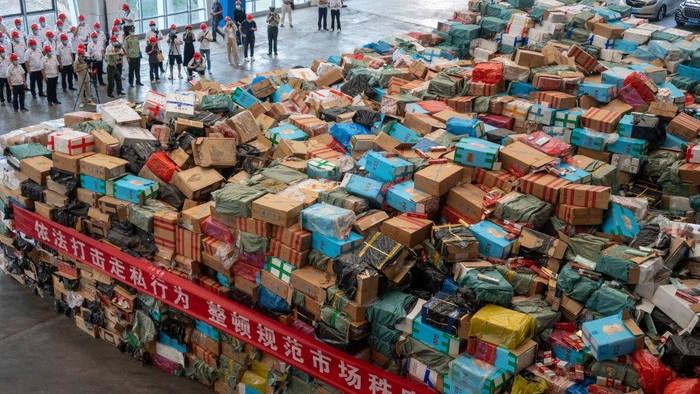 Tumpukan kardus yang berisikan rokok tersebut berhasil dikumpulkan di Hainan, China, Rabu (26/10/2022).