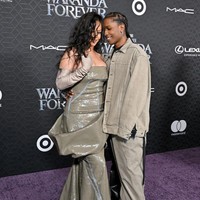 Maka untuk momen spesial ini, penampilan yang serasi menjadi andalan mereka. Keduannya sama-sama memakai busana bernuansa keabuan. (Foto: FilmMagic/Axelle/Bauer-Griffin)