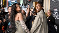 Rihanna dan A$AP ROcky saat menghadiri World Premiere Black Panther: Wakanda Forever di California, AS pada Kamis (27/10). FilmMagic/Axelle/Bauer-Griffin