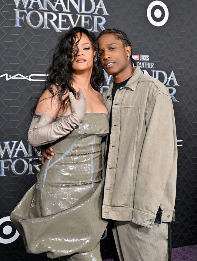 E! News mengabarkan, acara ini menandai momen karpet merah perdana Rihanna dan A$AP Rocky sebagai orangtua. Sejoli ini menyambut kelahiran anak pertama, seorang bayi laki-laki, di Los Angeles, pada 13 Mei lalu. (Foto: FilmMagic/Axelle/Bauer-Griffin)