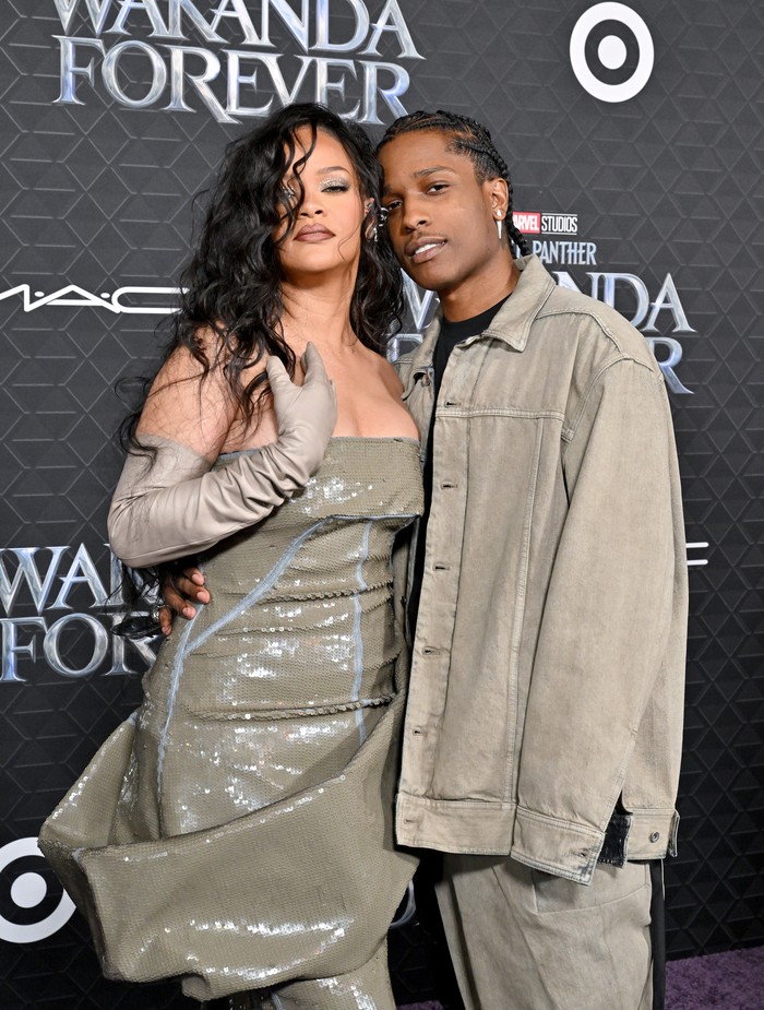 RIhanna dan A$AP Rocky di Premier Black Panther 2: Wakanda Forever HOLLYWOOD, CALIFORNIA - OCTOBER 26: Rihanna and A$AP Rocky attend Marvel Studios Black Panther 2: Wakanda Forever Premiere at Dolby Theatre on October 26, 2022 in Hollywood, California. (Photo by Axelle/Bauer-Griffin/FilmMagic)