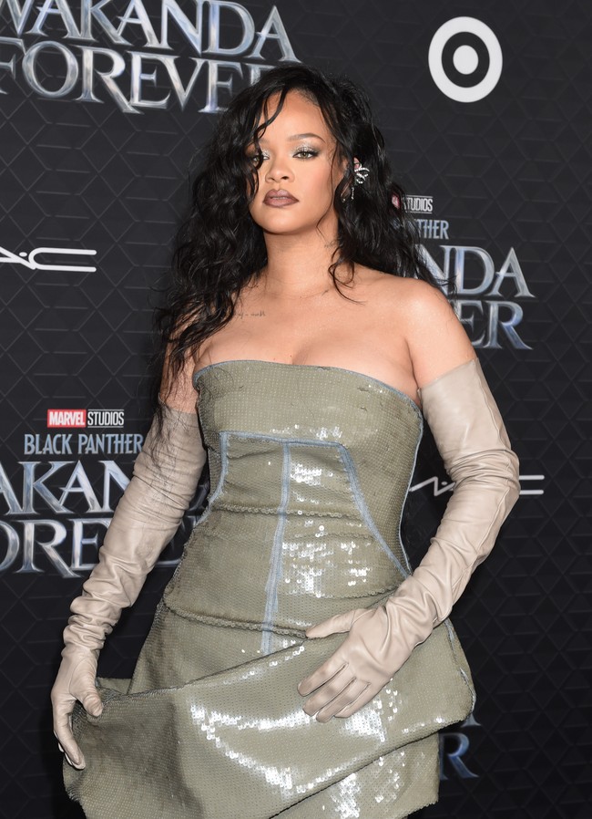 Penampilannya kian sempurna dengan sepasang sarung tangan panjang berwarna beige yang memberi vibe glamor. (Foto: Variety via Getty Images/Gilbert Flores)