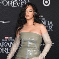 Penampilannya kian sempurna dengan sepasang sarung tangan panjang berwarna beige yang memberi vibe glamor. (Foto: Variety via Getty Images/Gilbert Flores)