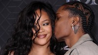 Kecupan mesra dari sang kekasih membuat Rihanna tersipu. WireImage/Amy Sussman