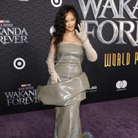 Rihanna muncul dalam balutan gaun mengilap rancangan Rick Owens. Gaun tersebut hadir dalam cutting arsitektural dengan statement pada bagian rok. Penyanyi 33 tahun asal Barbados ini, lalu memaksimalkan gayanya dengan pointed heels. (Foto: The Hollywood Reporter via Getty/Frazer Harrison/GA)