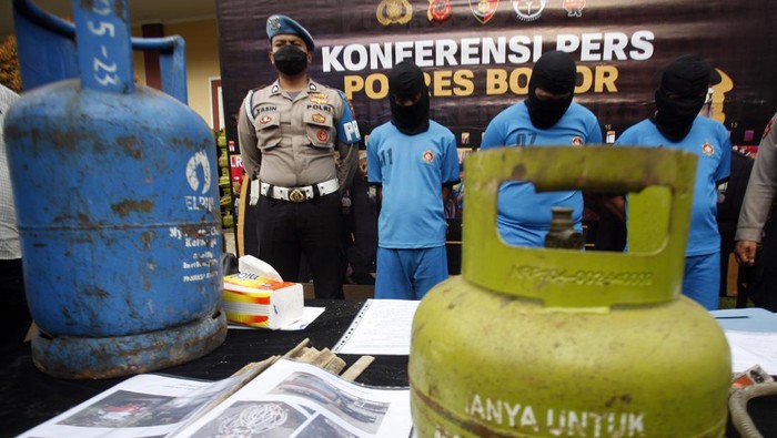 RILIS KASUS PENGOPLOSAN GAS SUBSIDI DAN NONSUBSIDI Penyidik Sat Reskrim Polres Bogor menunjukkan barang bukti saat pengungkapan kasus pengoplosan gas elpiji di Polres Bogor, Kabupaten Bogor, Jawa Barat, Kamis (27/10/2022). Polres Bogor mengamankan tiga orang tersangka berinisial BL, NS dan G beserta barang bukti 250 tabung gas elpiji ukuran 3 kg dan 150 tabung gas ukuran 12 kg dengan omzet penjualan mencapai Rp150 juta per bulan. ANTARA/Yulius Satria Wijaya/rwa.
