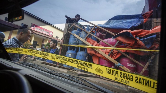 RILIS KASUS PENGOPLOSAN GAS SUBSIDI DAN NONSUBSIDI Penyidik Sat Reskrim Polres Bogor menunjukkan barang bukti saat pengungkapan kasus pengoplosan gas elpiji di Polres Bogor, Kabupaten Bogor, Jawa Barat, Kamis (27/10/2022). Polres Bogor mengamankan tiga orang tersangka berinisial BL, NS dan G beserta barang bukti 250 tabung gas elpiji ukuran 3 kg dan 150 tabung gas ukuran 12 kg dengan omzet penjualan mencapai Rp150 juta per bulan. ANTARA/Yulius Satria Wijaya/rwa.