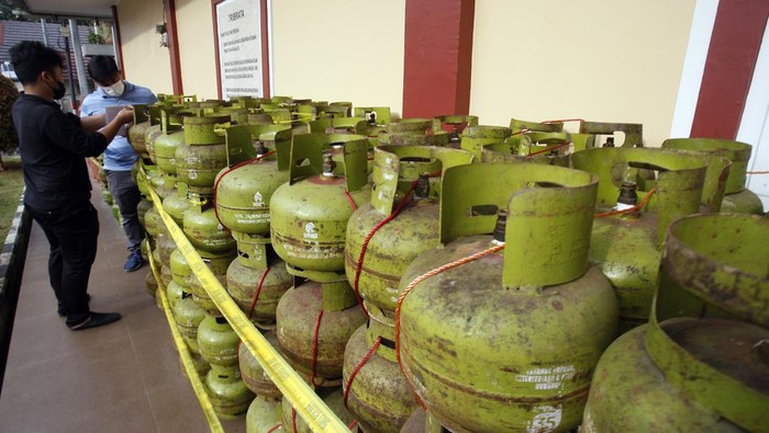 RILIS KASUS PENGOPLOSAN GAS SUBSIDI DAN NONSUBSIDI Penyidik Sat Reskrim Polres Bogor menunjukkan barang bukti saat pengungkapan kasus pengoplosan gas elpiji di Polres Bogor, Kabupaten Bogor, Jawa Barat, Kamis (27/10/2022). Polres Bogor mengamankan tiga orang tersangka berinisial BL, NS dan G beserta barang bukti 250 tabung gas elpiji ukuran 3 kg dan 150 tabung gas ukuran 12 kg dengan omzet penjualan mencapai Rp150 juta per bulan. ANTARA/Yulius Satria Wijaya/rwa.