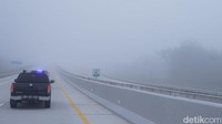 Kabut menyelimuti ruas jalan tol Bangkinang-Pekanbaru saat  diuji coba oleh rombongan Gubernur Riau Syamsuar. (Raja Adil Siregar/detikSumut)