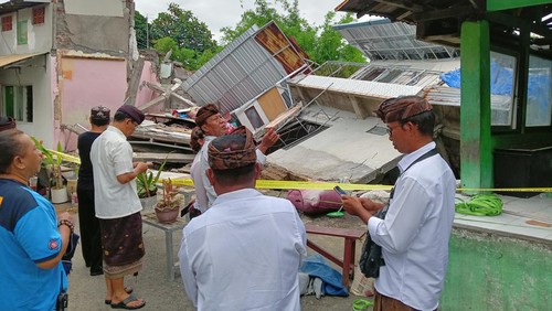 Petugas gabungan BPBD Kota Denpasar, Dinas Sosial, aparat desa mengecek kondisi rumah roboh di Kampung Jawa atau Dusun Wanasari, Denpasar Utara, Kamis (27/10/2022).