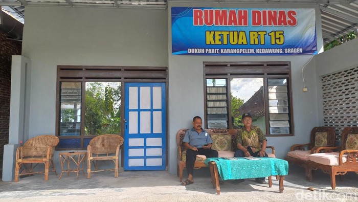 Rumah dinas ketua RT 15 di Dukuh Parit, Desa Karangpelem, Kecamatan Kedawung, Sragen.