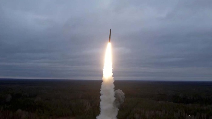 Rusia telah menggelar latihan perang nuklir. Dalam latihan itu, Rusia meluncurkan rudal balistik antarbenua Yars.