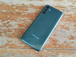 Menggenggam Galaxy A04s, HP Rp 2 Juta Spesifikasi Aduhai