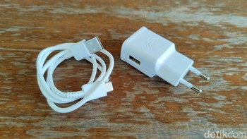 Dalam paket penjualannya diberikan charger dan kabel data USB Type C. Foto: Adi Fida Rahman/detikINET