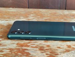 Menggenggam Galaxy A04s, HP Rp 2 Juta Spesifikasi Aduhai