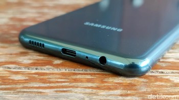 Bagian bawah terdapat port jack audio 3,5 mm, USB Type C dan speaker. Foto: Adi Fida Rahman/detikINET