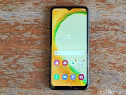 Menggenggam Galaxy A04s, HP Rp 2 Juta Spesifikasi Aduhai