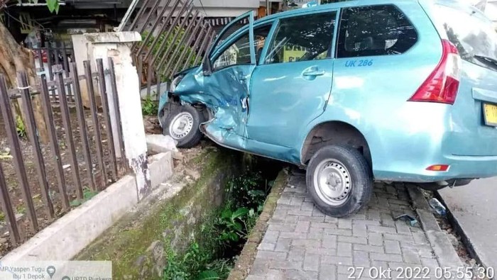 Satu unit taksi menabrak pagar Pospol Proklamasi di Mekar Jaya, Sukmajaya, Depok. Sebelum menabrak, taksi sempat bersenggolan dengan mobil jenis hardtop. (dok Istimewa)