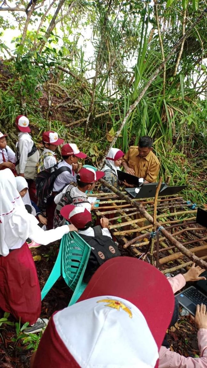 Siswi SD di Lingga Ujian ANBK di tengah hutan