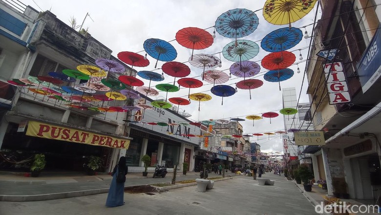 Suasana kawasan Jalan Cihideung Kota Tasikmalaya. Suasana kawasan Jalan Cihideung Kota Tasikmalaya.