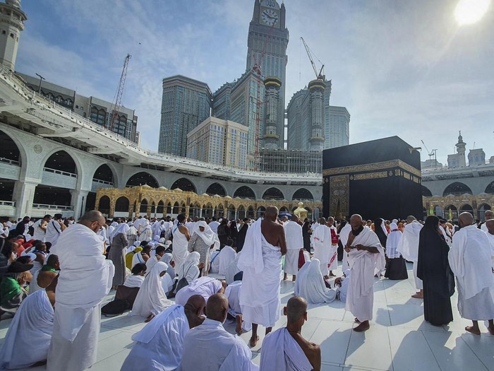 Muslims perform late night prayers on the night of 27th Ramadan in the Grand Mosque during the holy month of Ramadan, in the holy city of Mecca, Saudi Arabia, April, 2022. Saudi Press Agency/Handout via REUTERS ATTENTION EDITORS - THIS PICTURE WAS PROVIDED BY A THIRD PARTY