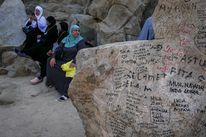 Umat Islam mengunjungi Jabal Rahmah, Mekkah, Arab Saudi, Rabu (26/10/2022). Jabal Rahmah adalah bukit yang mempertemukan Adam dan Hawa di Arafah yang letaknya dekat dengan Masjid Namirah yaitu berada di antara Mekkah dan Thaif, Arab Saudi. ANTARA FOTO/Rivan Awal Lingga/nym.
