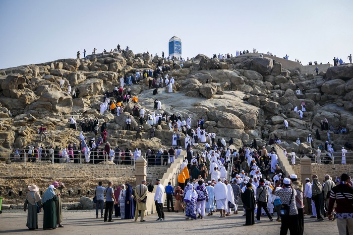 Umat Islam mengunjungi Jabal Rahmah, Mekkah, Arab Saudi, Rabu (26/10/2022). Jabal Rahmah adalah bukit yang mempertemukan Adam dan Hawa di Arafah yang letaknya dekat dengan Masjid Namirah yaitu berada di antara Mekkah dan Thaif, Arab Saudi. ANTARA FOTO/Rivan Awal Lingga/nym.