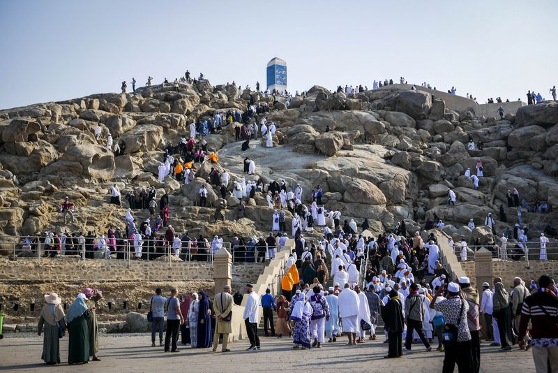 Umat Islam mengunjungi Jabal Rahmah, Mekkah, Arab Saudi, Rabu (26/10/2022). Jabal Rahmah adalah bukit yang mempertemukan Adam dan Hawa di Arafah yang letaknya dekat dengan Masjid Namirah yaitu berada di antara Mekkah dan Thaif, Arab Saudi. ANTARA FOTO/Rivan Awal Lingga/nym.