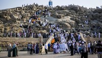 Jabal Rahmah dikenal sebagai Bukit Kasih Sayang. Di sinilah Allah SWT mempertemukan Nabi Adam AS dan Hawa yang dipisahkan usai diturunkan ke bumi. Foto: ANTARA FOTO/Rivan Awal Lingga