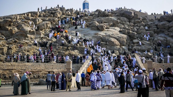 Umat Islam mengunjungi Jabal Rahmah, Mekkah, Arab Saudi, Rabu (26/10/2022). Jabal Rahmah adalah bukit yang mempertemukan Adam dan Hawa di Arafah yang letaknya dekat dengan Masjid Namirah yaitu berada di antara Mekkah dan Thaif, Arab Saudi. ANTARA FOTO/Rivan Awal Lingga/nym.
