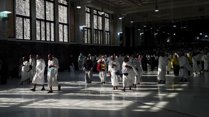 Umat Islam melakukan Sai (berjalan dari bukit Shafa menuju bukit Marwah) saat mengikuti ibadah umroh di Masjidil Haram, Mekkah, Arab Saudi, Rabu (26/10/2022). Ibadah umroh merupakan ibadah ziarah ke kota Mekkah dengan melaksanakan beberapa amalan mulai dari niat atau ihram, tawaf, sai hingga diakhiri dengan memotong rambut atau tahalul. ANTARA FOTO/Rivan Awal Lingga/nym.