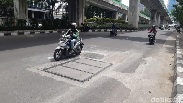 Tambalan lubang Jl Kapten Tendean, 27 Oktober 2022. (Danu Damarjati/detikcom)