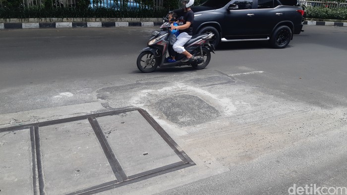 Tambalan lubang Jl Kapten Tendean, 27 Oktober 2022. (Danu Damarjati/detikcom)
