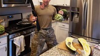  Berhasil berburu buah, tentara Amerika ini pamer buah-buah berukuran besar di dalam dapurnya saat memasak. Foto: Boredpanda/Pool